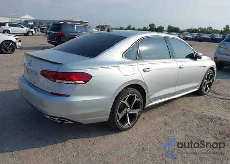 2020 Volkswagen Passat 2.0T R-Line z USA, uszkodzony, nr VIN 1VWMA7A37LC024781